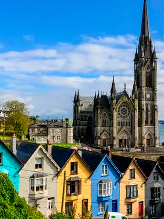 Casas coloridas em Cobh com a catedral ao fundo, Irlanda