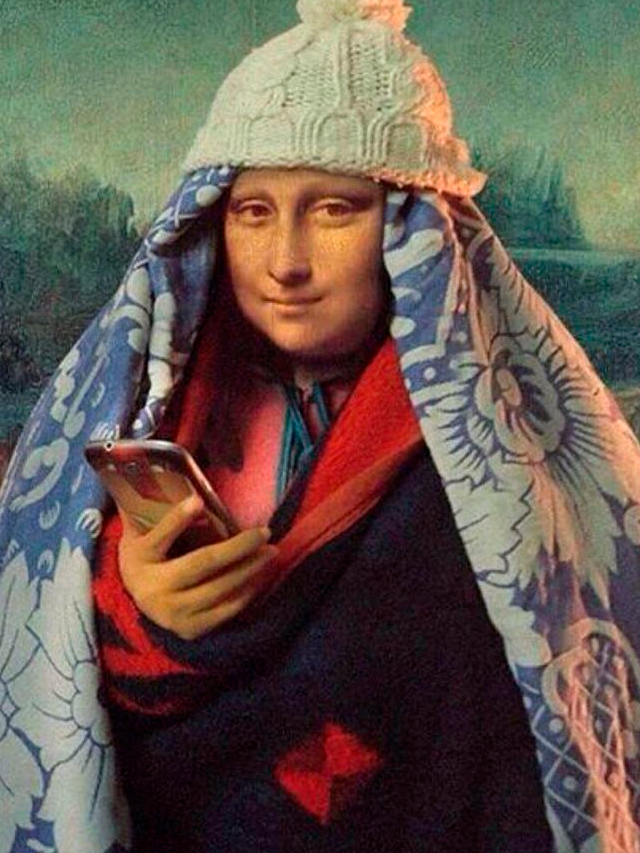 Mona Lisa enrolada em cobertores e gorro, brincando com o frio