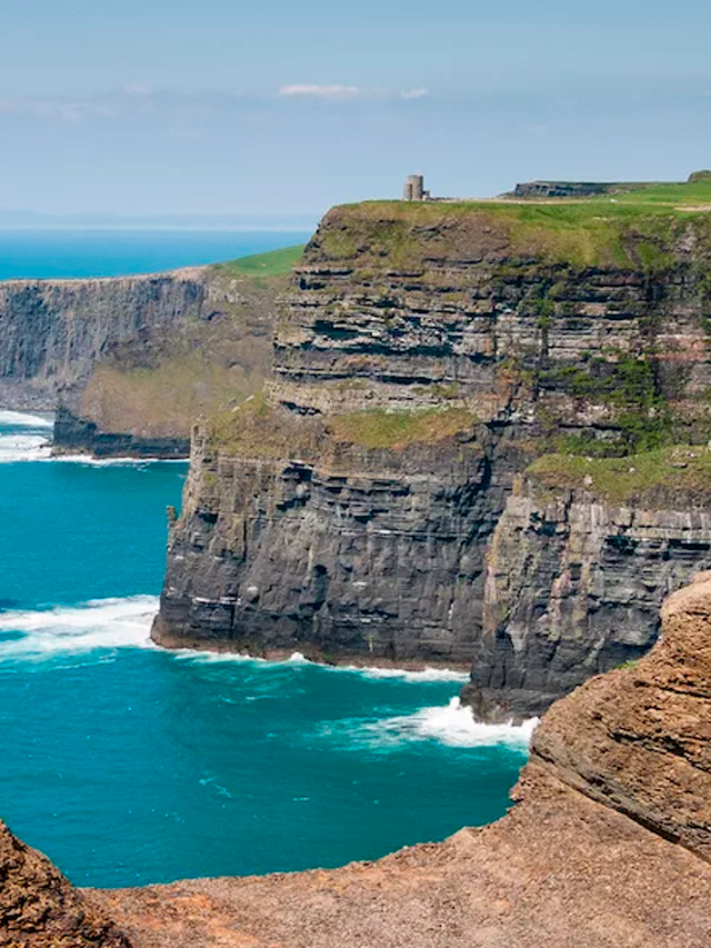 Cliffs of Moher, penhascos da Irlanda sobre o mar