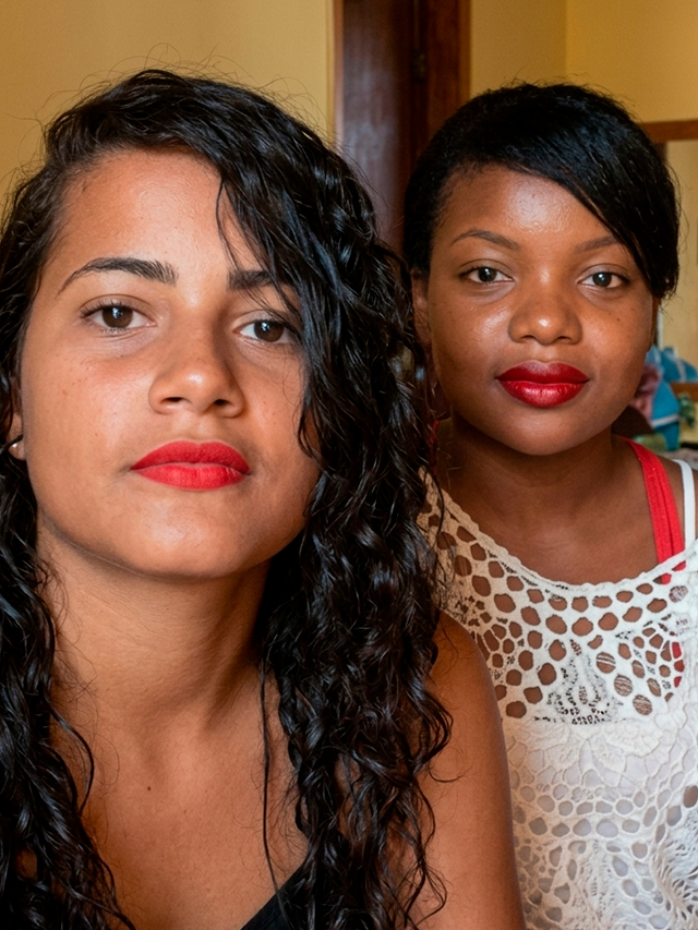Duas jovens sorridentes, estudantes de intercâmbio